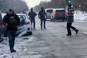 Ήρεμος κοιτώντας το κινητό του απομακρύνθηκε ο πράκτορας της ICE που πυροβόλησε εν ψυχρώ την 37χρονη στη Μινεάπολη, δείτε το εξοργιστικό βίντεο
