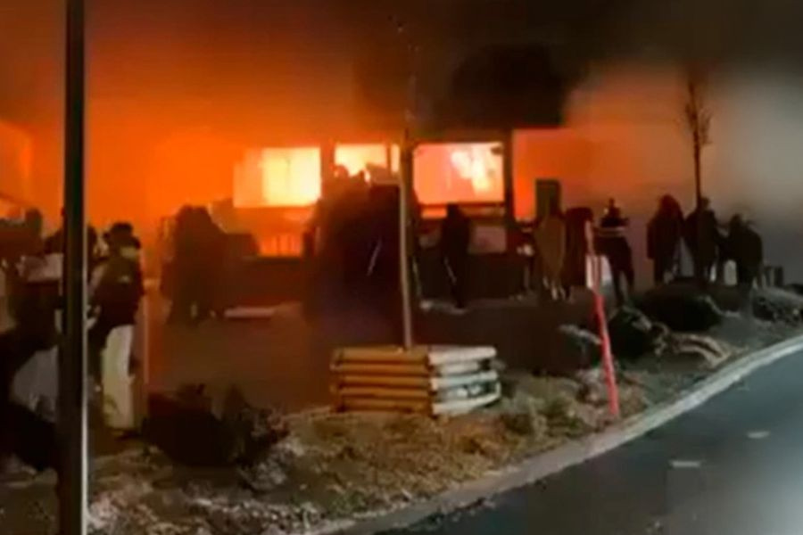 «Βλέπω συνέχεια τα πρόσωπα των νεκρών»: Συγκλονίζει η εργαζόμενη που βγήκε σώα από τη φωτιά στο Κραν Μοντανά