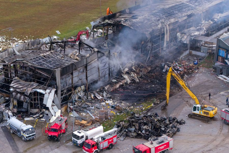 Διαρροή αερίου και έκρηξη στους φούρνους δείχνουν τα πρώτα ευρήματα για την τραγωδία στο εργοστάσιο της Βιολάντα