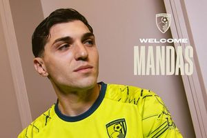 Η Μπόρνμουθ ανακοίνωσε τον Χρήστο Μανδά με τεράστια ελληνική σημαία στο γήπεδό της