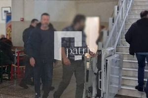 (ΦΩΤΟ) Κακοποίηση παιδιών: Στα δικαστήρια ο 54χρονος πατέρας που κατηγορείται ότι βίαζε τις κόρες του