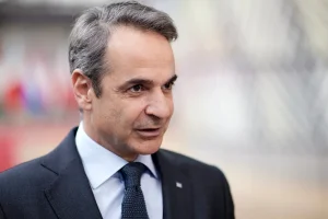 Στο Παρίσι ο Μητσοτάκης για τη σύνοδο της «Συμμαχίας των Προθύμων»