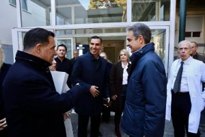 Επίσκεψη Μητσοτάκη στο «Γεννηματάς» – Ο Γεωργιάδης δίπλα του, μοίραζε γλυκά σε νοσηλευτές & ασθενείς