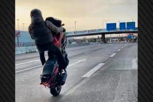 Συνελήφθησαν νεαροί που έτρεχαν με μηχανές και έκαναν σούζες στη λεωφόρο Αθηνών, οι δύο δεν είχαν καν δίπλωμα – Δείτε βίντεο