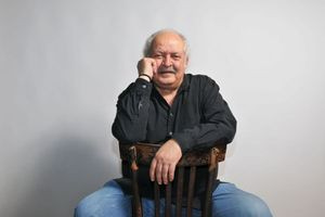 Ο Μάνος Μουντάκης μιλά για τον πατέρα του: «Έβαλα σκοπό της ζωής μου να μάθω πιάνο, όργανο που εκείνος δεν ήξερε»