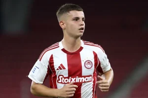 «Ο Χρήστος Μουζακίτης είναι ένας από τους μέσους που απασχολούν τη Μάντσεστερ Γιουνάιτεντ» γράφει το Sky Sports