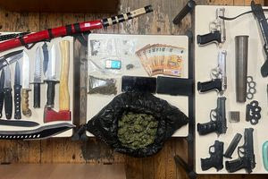 «Μίνι μάρκετ» με όπλα και ναρκωτικά – Δύο συλλήψεις