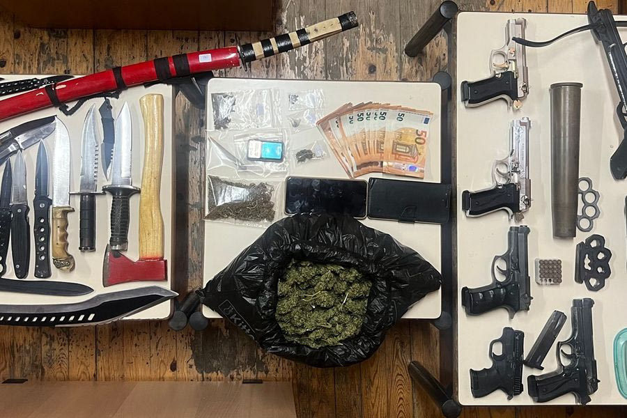 «Μίνι μάρκετ» με όπλα και ναρκωτικά – Δύο συλλήψεις