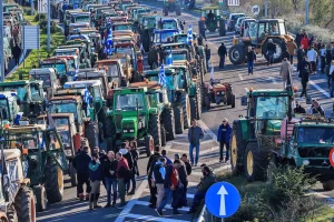 Ανοιχτοί δρόμοι, παραμονή των μπλόκων και στάση αναμονής αγροτών εν όψει της συνάντησης με Μητσοτάκη