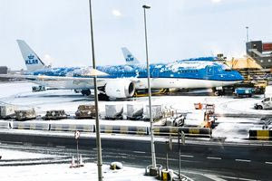 Ολλανδία: Δεκάδες ακυρώσεις πτήσεων στο αεροδρόμιο του Άμστερνταμ – Χιόνι και παγετός