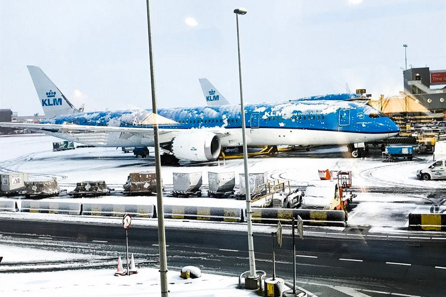 Ολλανδία: Δεκάδες ακυρώσεις πτήσεων στο αεροδρόμιο του Άμστερνταμ – Χιόνι και παγετός