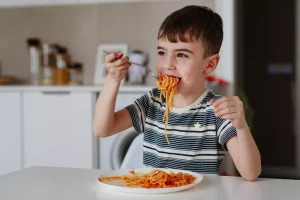 Μελέτη συνδέει 2 δημοφιλή τρόφιμα με μεγαλύτερη πιθανότητα αυτισμού