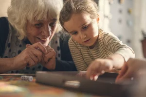 Οι παππούδες που «κρατούν» τα εγγόνια έχουν πιο δυνατό μυαλό – Κινδυνεύουν λιγότερο από άνοια