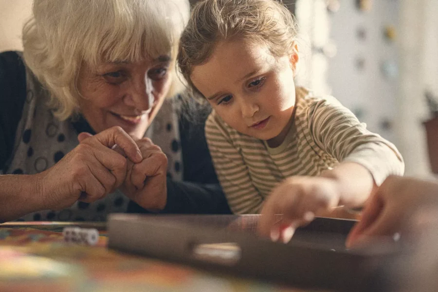 Οι παππούδες που «κρατούν» τα εγγόνια έχουν πιο δυνατό μυαλό – Κινδυνεύουν λιγότερο από άνοια