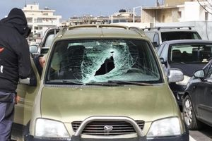 (ΦΩΤΟ) Ηράκλειο: Αποκολλήθηκε κομμάτι από γέφυρα και έπεσε σε ΙΧ