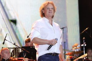 Πέτρος Γαϊτάνος: Η Eurovision μοιάζει με ένα πολύχρωμο τσίρκο και έχει πολλά δαιμονικά στοιχεία