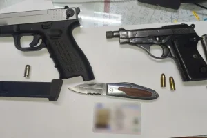 Συνελήφθη γνωστός επιχειρηματίας στο Παλαιό Φάληρο -Αστυνομικοί εντόπισαν πιστόλια και σουγιά στο αυτοκίνητό του