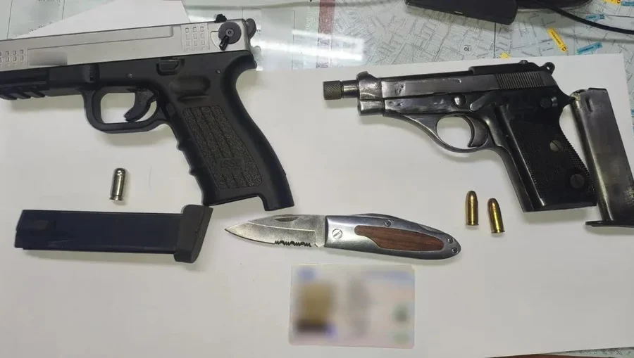 Συνελήφθη γνωστός επιχειρηματίας στο Παλαιό Φάληρο -Αστυνομικοί εντόπισαν πιστόλια και σουγιά στο αυτοκίνητό του