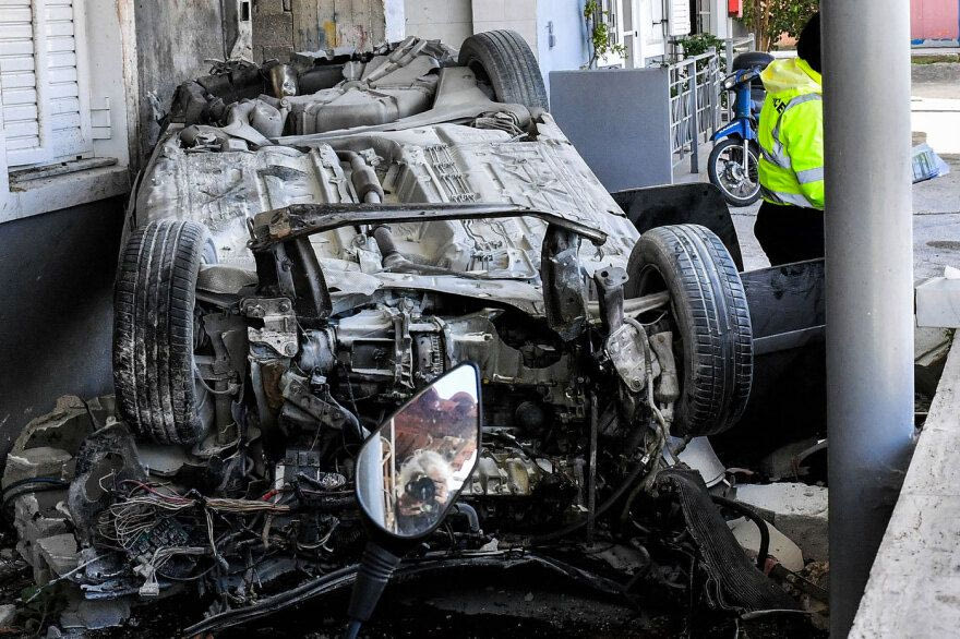 Τραγωδία στην Κορινθία με δύο νεκρούς: Η στιγμή που το αυτοκίνητο μπαίνει με μεγάλη ταχύτητα σε βενζινάδικο και καρφώνεται στο σπίτι