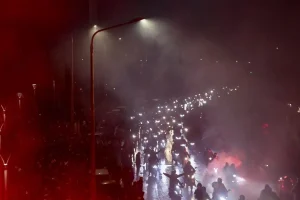 Ο ΠΑΟΚ αποχαιρετά τα 7 παλικάρια που σκοτώθηκαν στη Ρουμανία: Ρίγη όταν οι σοροί έφτασαν στην Τούμπα