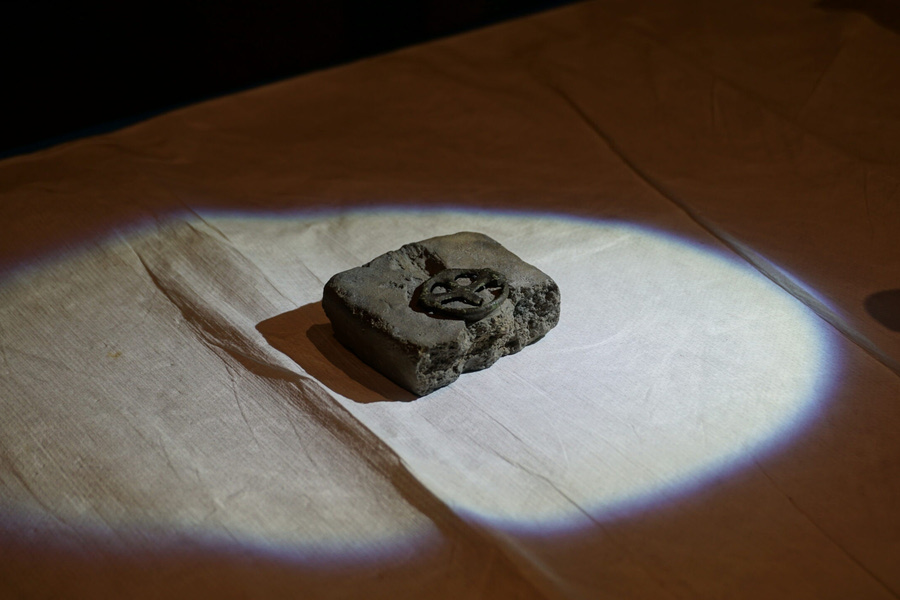 Εθελόντρια βρήκε με ανιχνευτή μετάλλων έναν σπάνιο χάλκινο τροχοειδή σταυρό 1.000 ετών