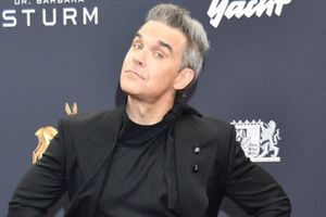 Ο Ρόμπι Γουίλιαμς πάει για ρεκόρ στο Ηνωμένο Βασίλειο και απειλεί να αφήσει πίσω τους Beatles