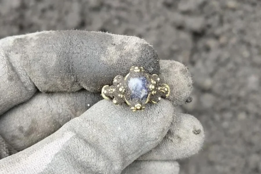 Xρυσό μυστικό 800 ετών – Mεσαιωνικό δαχτυλίδι σπάνιας ομορφιάς βρέθηκε στην αρχαιότερη πόλη της Νορβηγίας