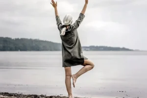 Το τεστ του φλαμίνγκο: Γιατί η ισορροπία στο ένα πόδι αποκαλύπτει πώς γερνά το σώμα και ο εγκέφαλος