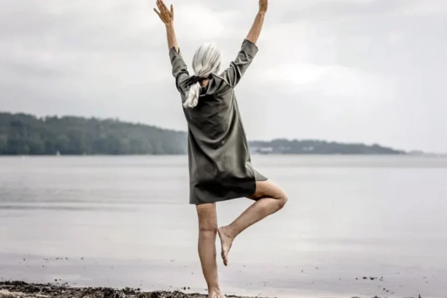 Το τεστ του φλαμίνγκο: Γιατί η ισορροπία στο ένα πόδι αποκαλύπτει πώς γερνά το σώμα και ο εγκέφαλος