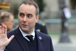 Γαλλία – προϋπολογισμός: Νέες παραχωρήσεις Λεκορνί στους Σοσιαλιστές για να αποφύγει κατάρρευση της κυβέρνησης