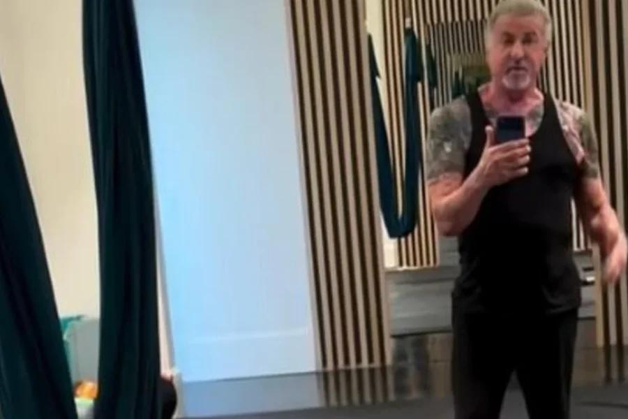 «Ο Sly δεν γερνάει ποτέ»: Οι θαυμαστές του Σιλβέστερ Σταλόνε αδυνατούν να πιστέψουν πώς διατηρείται έτσι στα 79