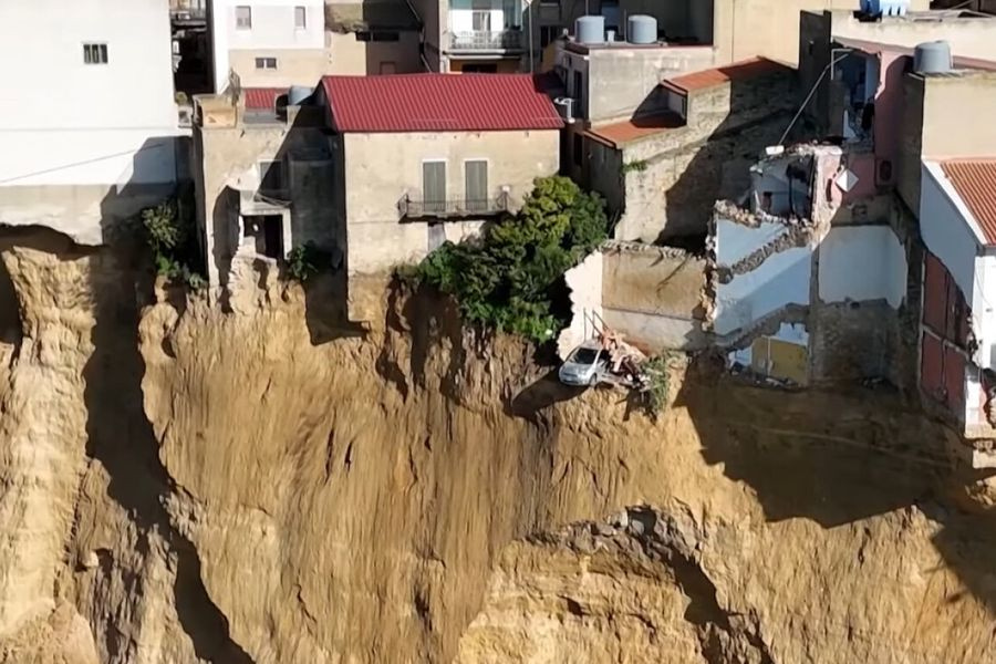 Κρίσιμη παραμένει η κατάσταση στο Νισέμι της Σικελίας καθώς συνεχίζονται οι κατολισθήσεις