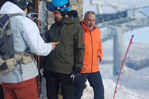 Ο Κυριάκος για σκι, το λαό τον ξεσκί…