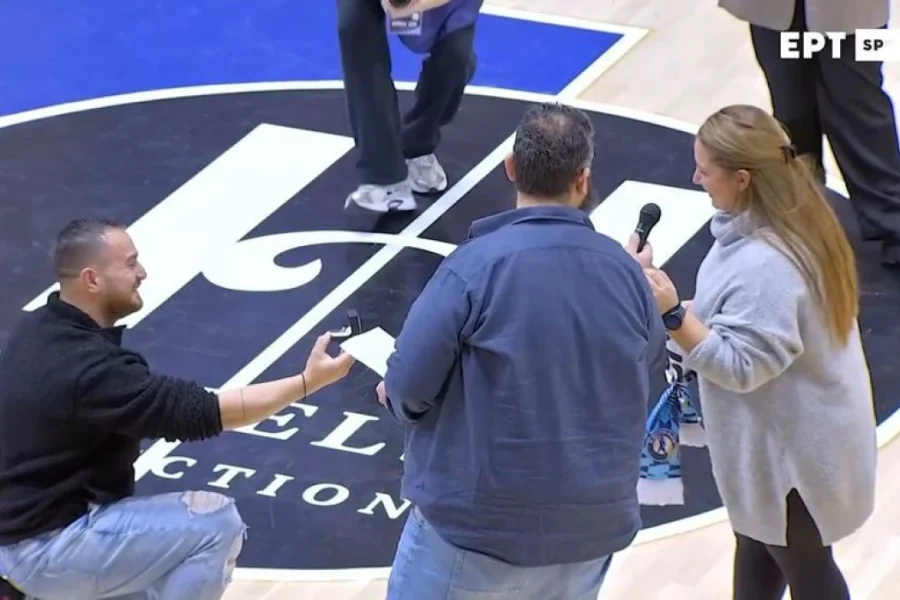 Πρόταση γάμου στο ημίχρονο του αγώνα Κολοσσός – Μαρούσι (video)