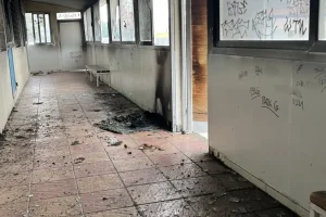 Θεσσαλονίκη: Νεαροί έβαλαν φωτιά σε σχολείο και προκάλεσαν σοβαρές υλικές ζημιές