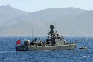 «Φραστική ενόχληση» ελληνικού εμπορικού από τουρκικό πολεμικό στο Αιγαίο