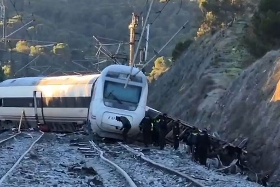 Βίντεο από drone δείχνουν την καταστροφή από τη σιδηροδρομική τραγωδία στην Ισπανία – Την Πέμπτη είχε γίνει ο τελευταίος έλεγχος στο τρένο