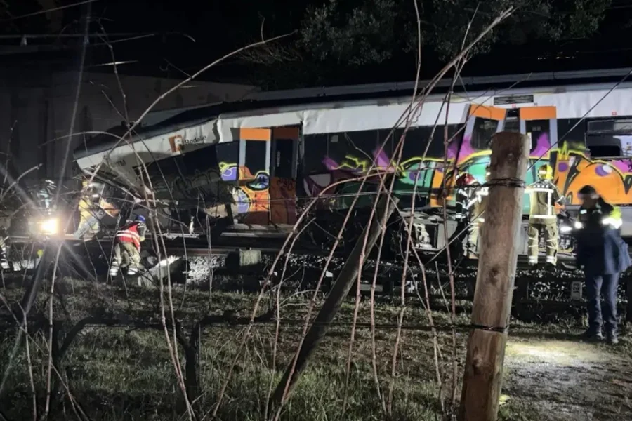 Ισπανία: Νεκρός μηχανοδηγός και αρκετοί τραυματίες σε εκτροχιασμό επιβατικής αμαξοστοιχίας