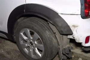 Κηφισιά: Μεθυσμένος οδηγός έπεσε σε δέντρο και χτύπησε πάνω από 7 παρκαρισμένα αυτοκίνητα