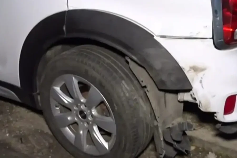 Κηφισιά: Μεθυσμένος οδηγός έπεσε σε δέντρο και χτύπησε πάνω από 7 παρκαρισμένα αυτοκίνητα