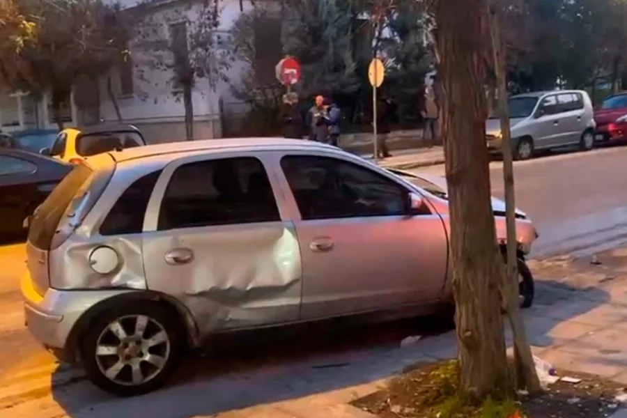 Στο αυτόφωρο η 24χρονη που χτύπησε 15 σταθμευμένα ΙΧ στη Θεσσαλονίκη: «Το αυτοκίνητό μου παρουσίασε βλάβη», υποστήριξε