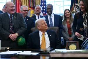 Δεν θα γίνουν απαγχονισμοί σήμερα ή αύριο, λέει το Ιράν: Ο Τραμπ αφήνει τη στρατιωτική επιλογή στο τραπέζι