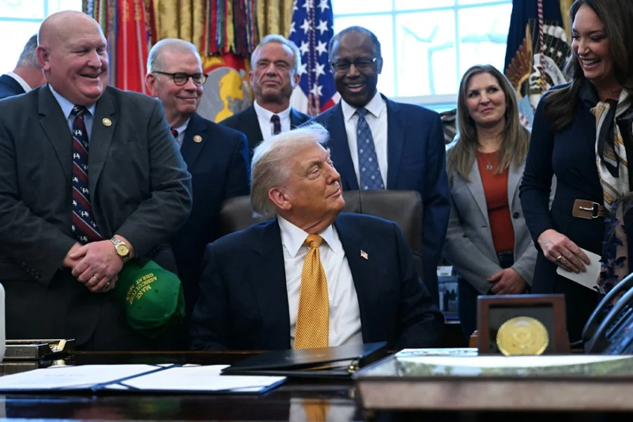 Δεν θα γίνουν απαγχονισμοί σήμερα ή αύριο, λέει το Ιράν: Ο Τραμπ αφήνει τη στρατιωτική επιλογή στο τραπέζι