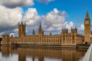 Βρετανία: Πρώην βουλευτής διώκεται για σεξουαλική επίθεση