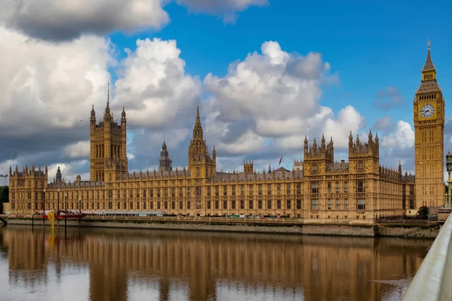 Βρετανία: Πρώην βουλευτής διώκεται για σεξουαλική επίθεση