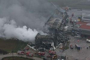 Βιολάντα: Πάνω από 1.000 βαθμοί Κελσίου στο εργοστάσιο εξαιτίας της φωτιάς, που εξακολουθεί να καίει