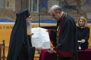 Το ΑΠΘ τίμησε τον Σεβασμιότατο Αρχιεπίσκοπο πρ. Αμερικής κ. Δημήτριο με το έμβλημα «Άγιος Δημήτριος»