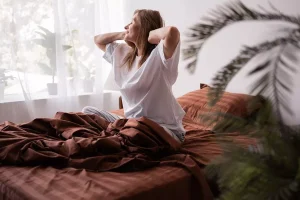 Γιατί ξυπνάμε νωρίτερα όσο μεγαλώνουμε; Οι επιστήμονες έχουν την απάντηση