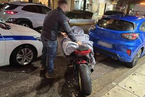 (ΒΙΝΤΕΟ & ΦΩΤΟ): Ταυτοποιήθηκε 22χρονος που έκανε επικίνδυνους ελιγμούς και κόντρες με μηχανή