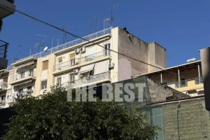 Πάτρα: Πείστηκε να κατέβει η γυναίκα που απειλούσε να πέσει από ταράτσα πολυκατοικίας, δείτε βίντεο και φωτογραφίες